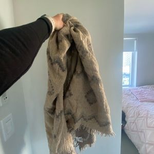 ARITZIA WILFRED reversible blanket scarf (large). Perfect for the cooler months.